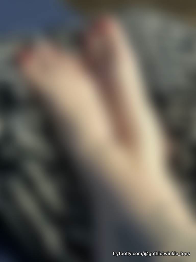 Chippy ghosty toes lol. First pic tonight tomorrow they will be dolled up for viewers 💫 🦶