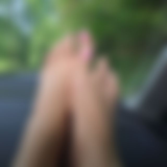 Video of me rubbing my feet after a long day at the gym 😘