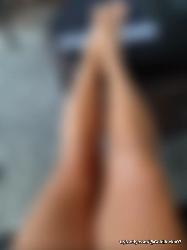 Start of a mini vacation 🏖 tan feet and fresh pedi for u to enjoy 😘