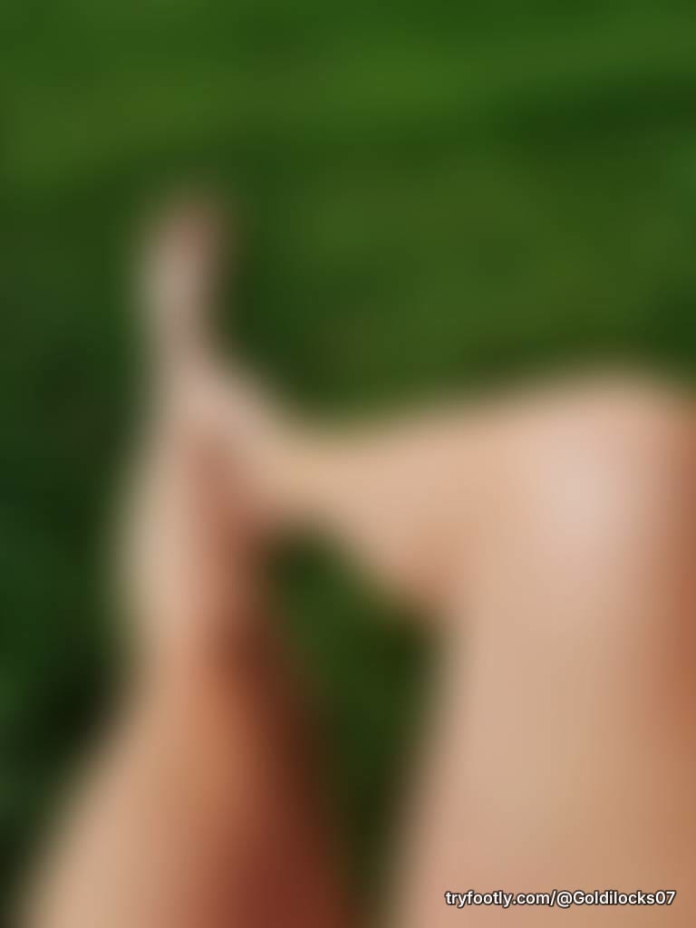 Good morning 😘 come enjoy this day with me #freshpedi #barefoot #tantoes