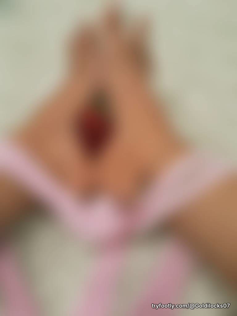 Sweet strawberries 🍓 and deep arches, wrinkled soles. Treating you to something sweet toni