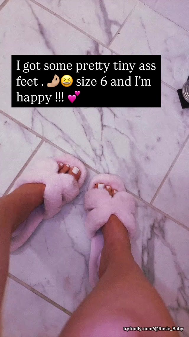 Some sexyyy ass feet DM me for role-play and sexy content !!! 💕