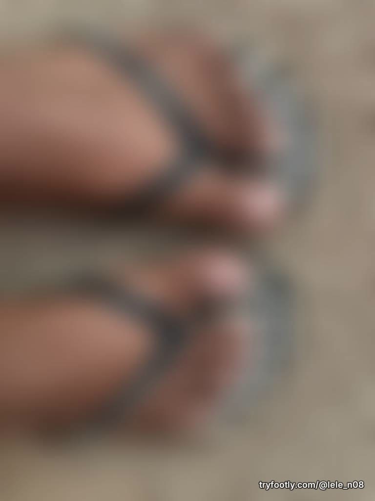 going out to the beach, with my fav flip flops!