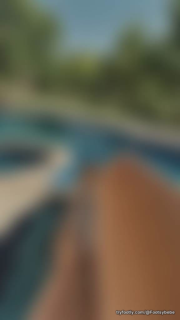 101 degrees calls for poolside ☀️ 👣