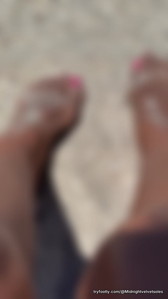 Sandy, playful, flirty toesies 🦶 Do you wanna play with me?