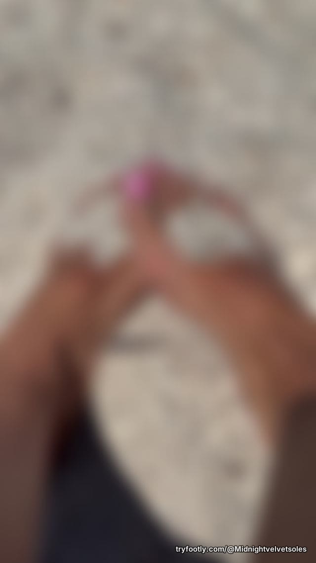 Flirty and playful toesies 🦶 sand running thru toes (video)