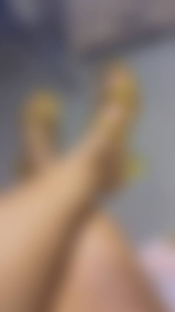 A full set in these heels might drive you crazy 👠”