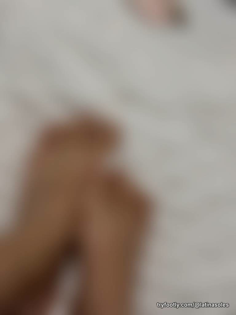 messy feet befor pedi