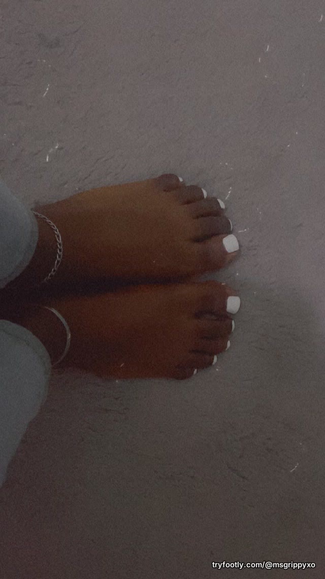 White toes 🤍