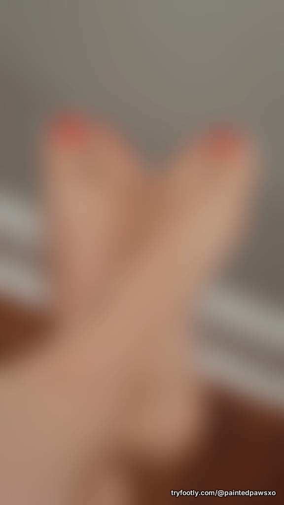 ✨ First post… figured I’d finally stop lurking. 💕 Just a curvy girl with a fresh pedi, a p