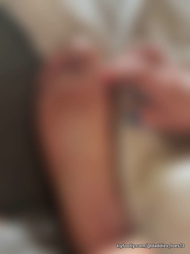 Just got out of bed and my soft soles are already craving attention 😏 Look at that warm, p