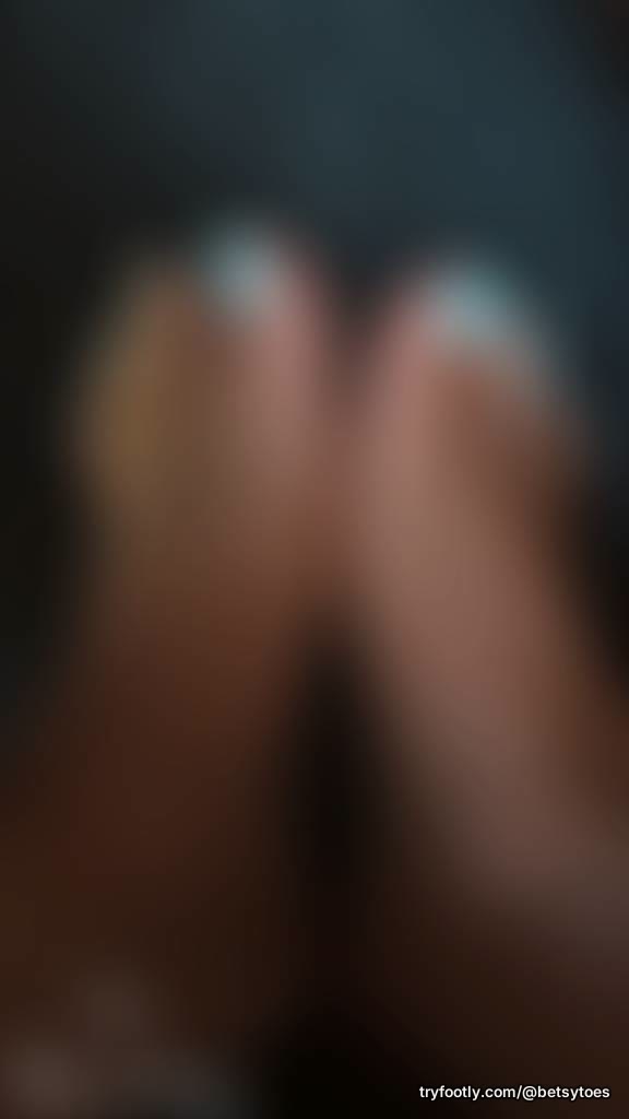 Need a pedi this weekend!! Anyone want to pay to watch or pay to choose the color 👀