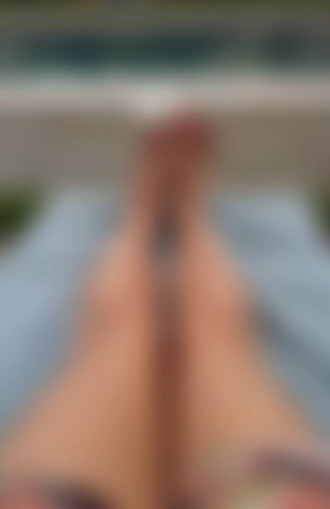 Loungin, who wants to see more? DM me 💕🦵