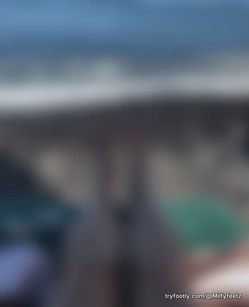 Dirty Greek beach feet 👣 and a whole lotta legs 🦵