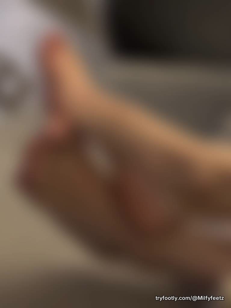 Who likes high arches? More where this came from… DM for customs 😘🦶👠