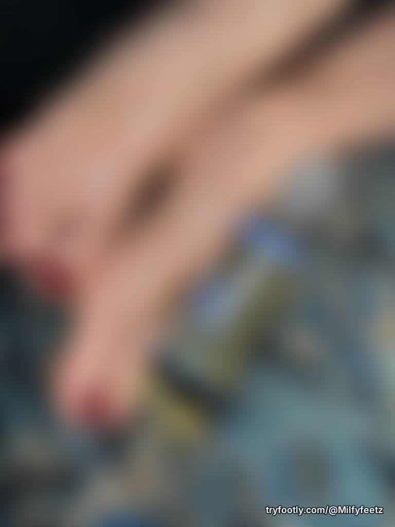 Oiled up, soo slippery🧴💦🦶 I have a custom photo and video set with lotsss of these ☺️ hmu 