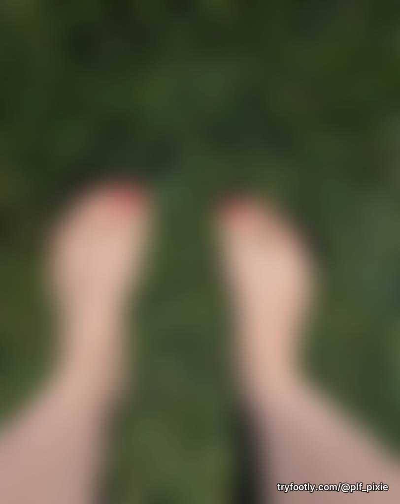 Some pics of my pretty little feet (my PLFs). 😘 DM me for any requests! I'll be waiting. 😍
