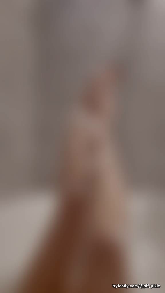 Feet and legs all wet in a bubble bath. 🫧 😘