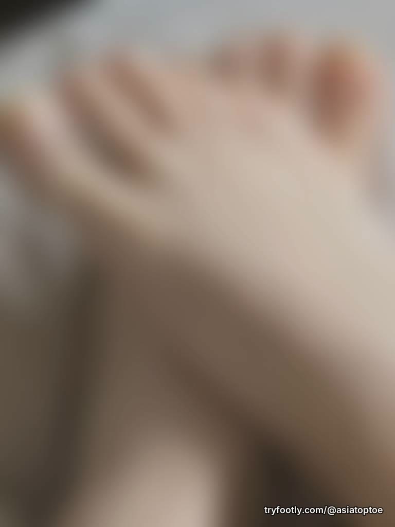 Want to see me toes crushing on preaches? Please support me to create more content.