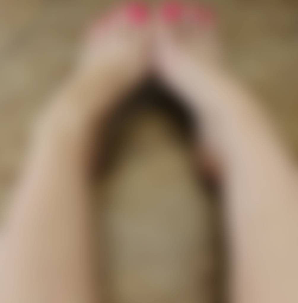 Look at those BEAUTIFUL feet.