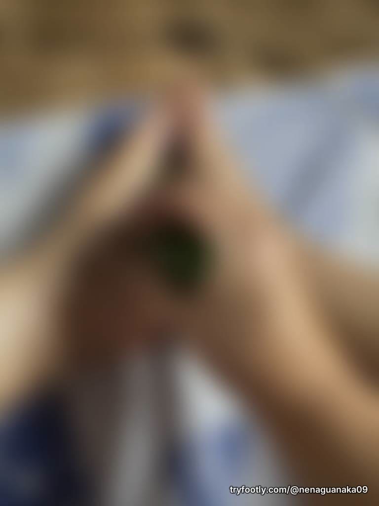 What big daddy wants to cum and on these juicy legs and feet ! The perfect cum shot
