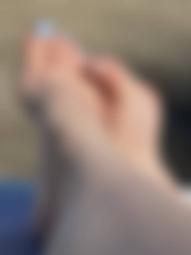 Help this poor toe get a new paint job. I can’t come to the pool with bad tootsies. 🦶