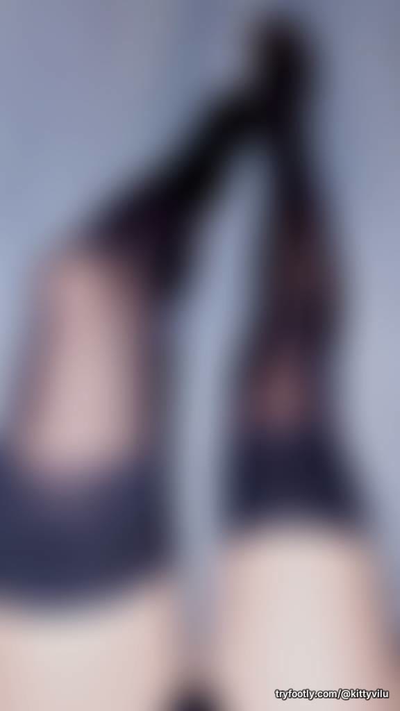 2 photos Of my thighs with nylon stockings 🌶️