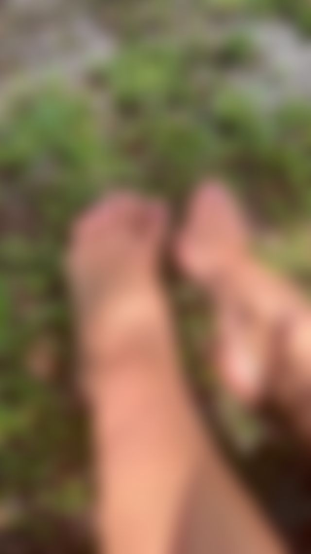 Fresh out in the grass, soft dirt, messy soles, and that earthy barefoot feeling 😈 Mud bet