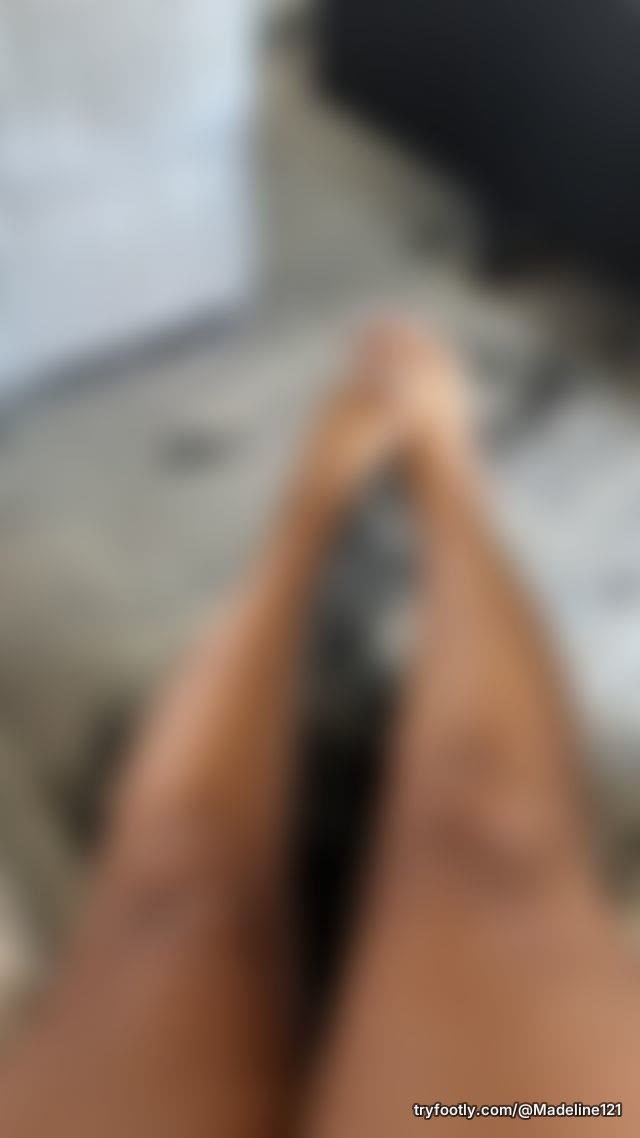 white toes + Gold toe rings… a dangerous combo 👣✨