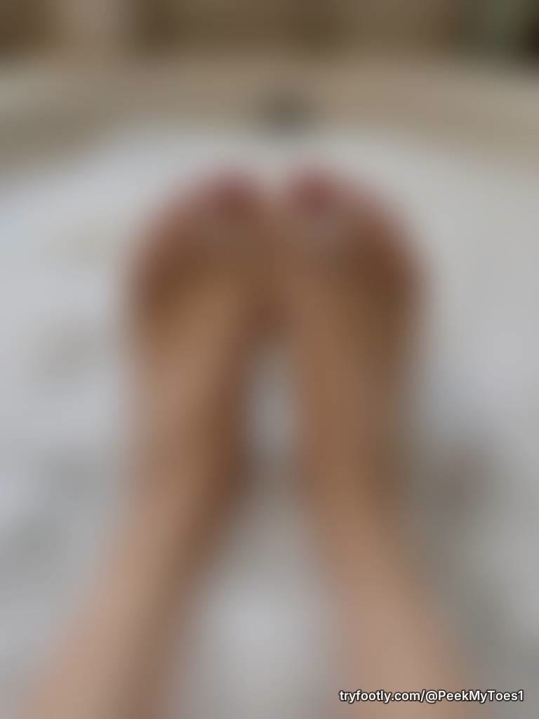 Red toes, soft bubbles… ♥️🫧