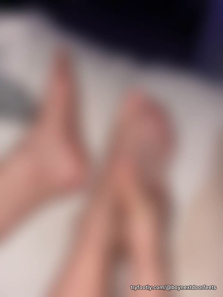 cant sleep whos up and what can i help get up with these pretty feet😏