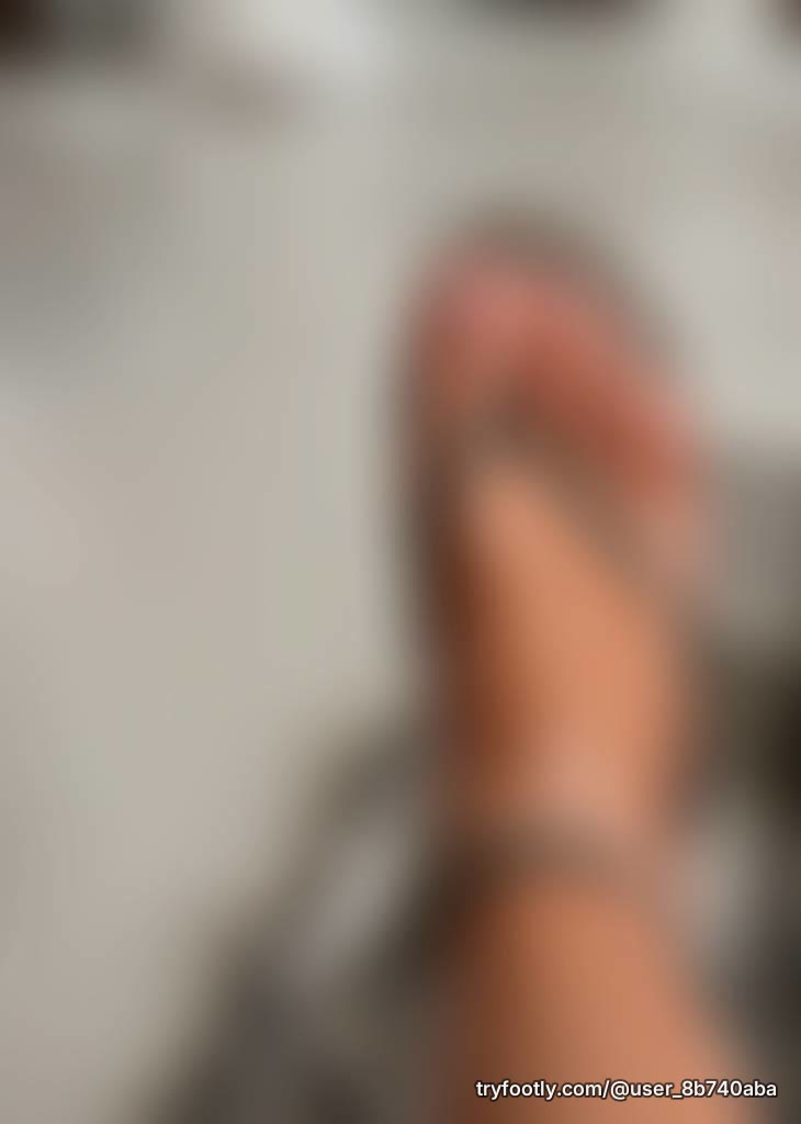 Little baby oil keeps them soft and smooth 💦🦶💋