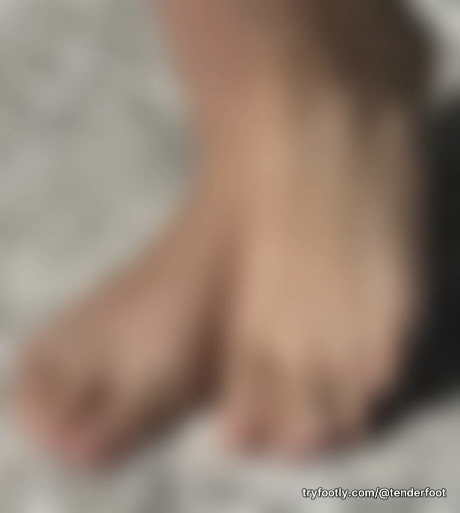 got some sunlight with these little toes teehee ;)