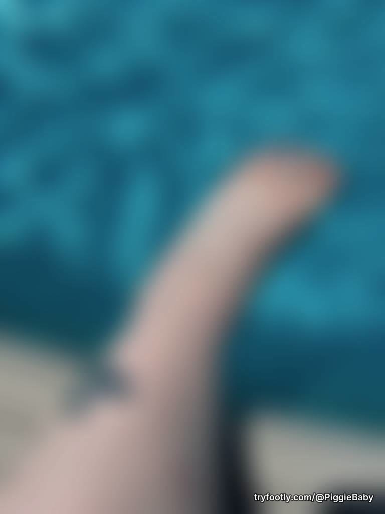Pool day 💜🤭