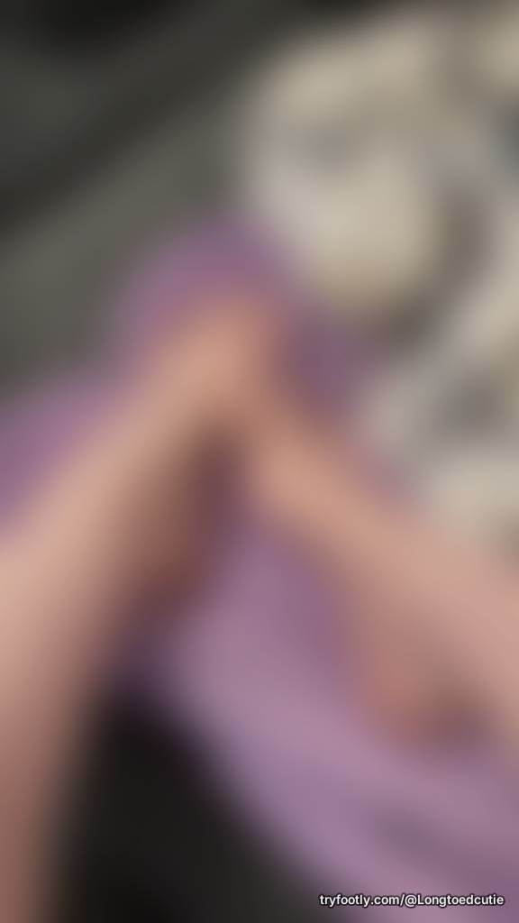 Long legs, long feet and long toes. 😘