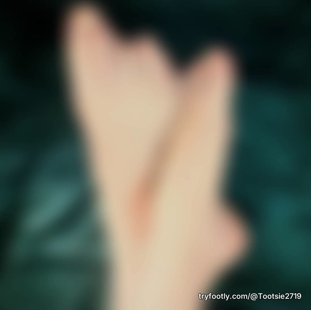 Virgin seller, looking to have some fun! 👣