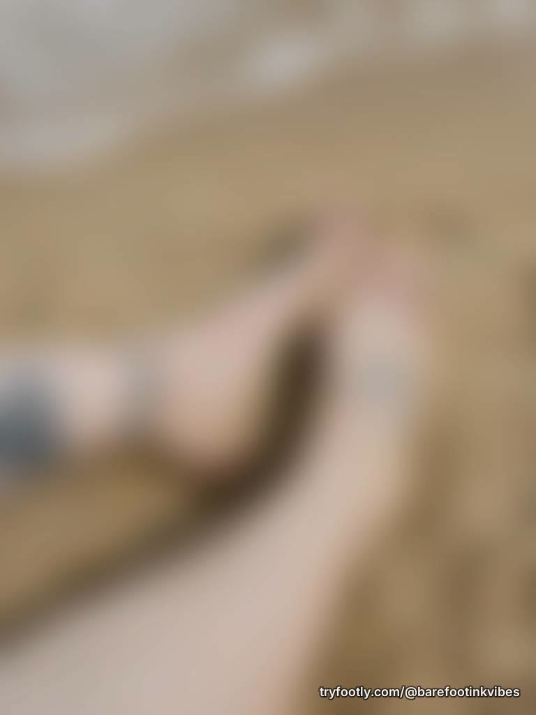 Come and rub the sand of my toes 💛