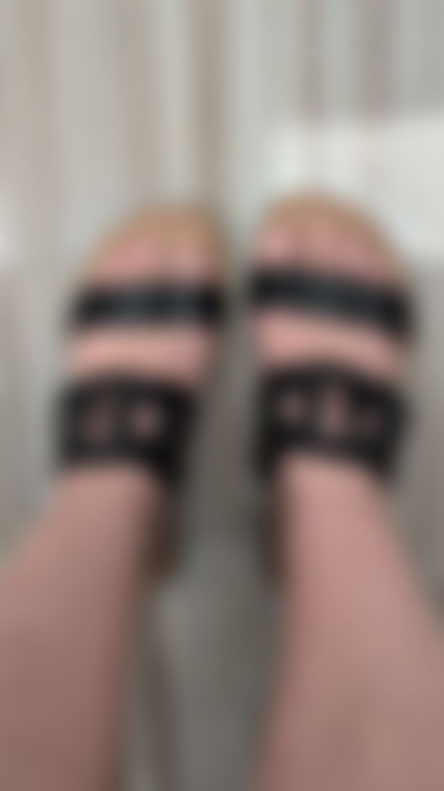 Toe wiggles in sandals