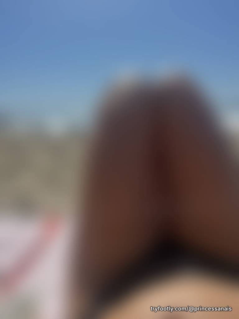 selling thighs, legs and feet pics 🤭