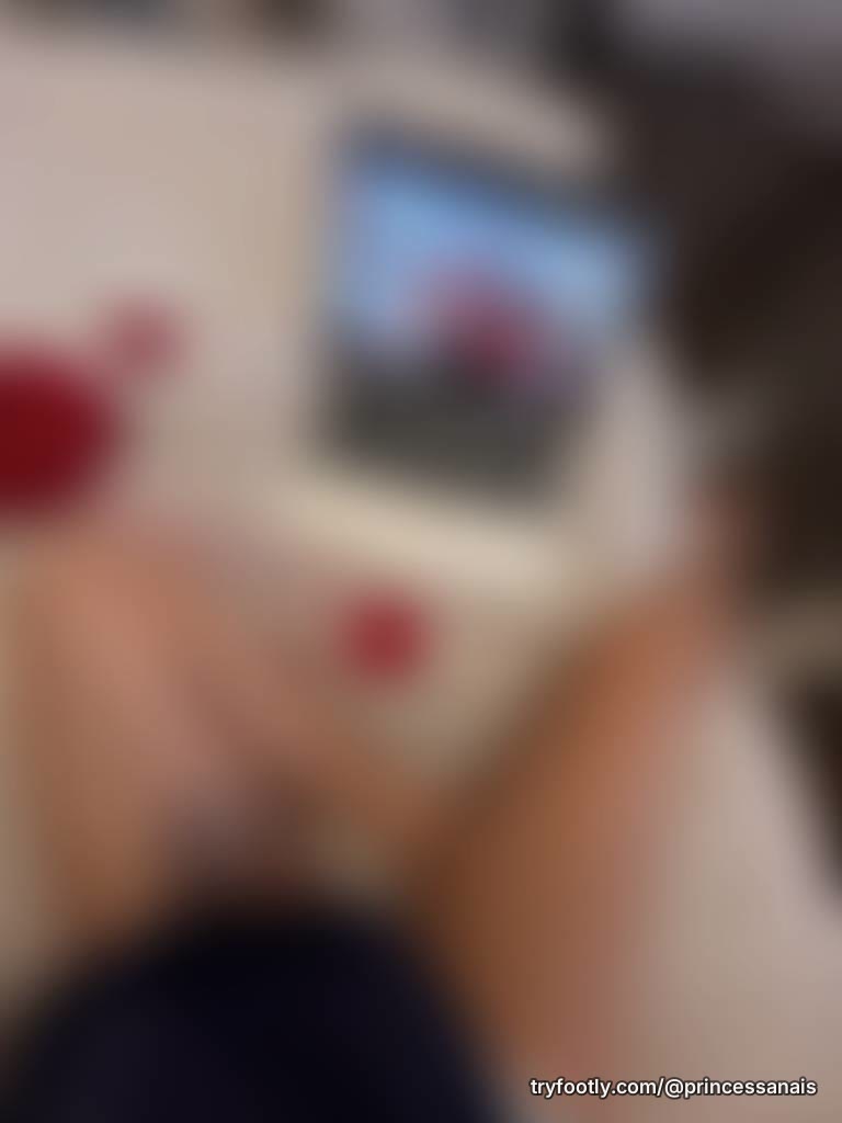 i do feet, soles, 🍑, body thighs!!! message me what you wanna see 🤭❤️