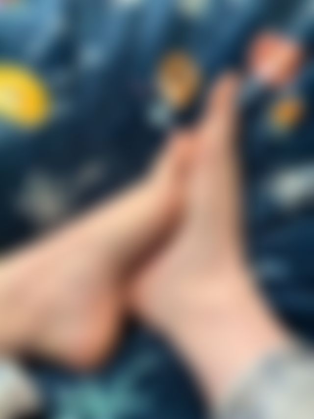 Really could use someone to cum on my feet, they feel so dry 😩 (my custom requests are ope