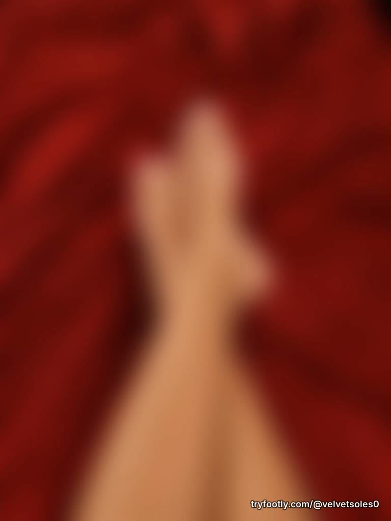 Just a little something to catch your attention 👣💕 What do you think? 😉✨ Send a DM, don't 