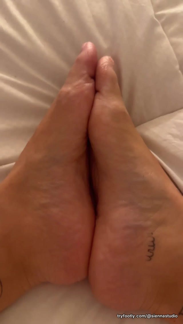 Gotta keep these arches smooth 🧴🤍