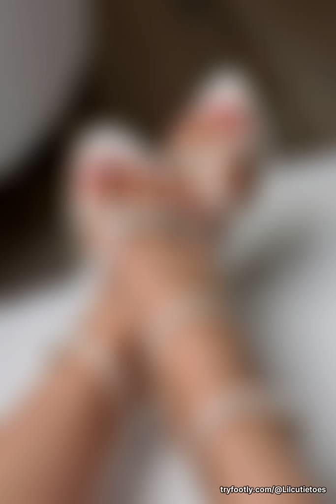 Elegant French tips in strappy whites – pure foot perfection. 👣😚💋