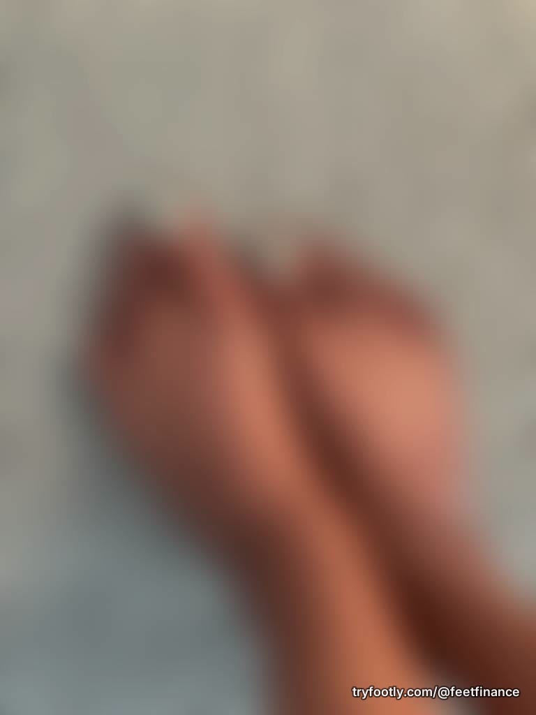 “Soft & clean 🤍 mint toes on a lazy day who’s a fan of this colour?”