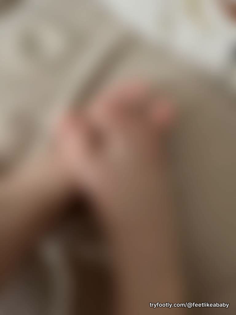 Don’t you just love feet day 😍. Dm for custom photos daddys!