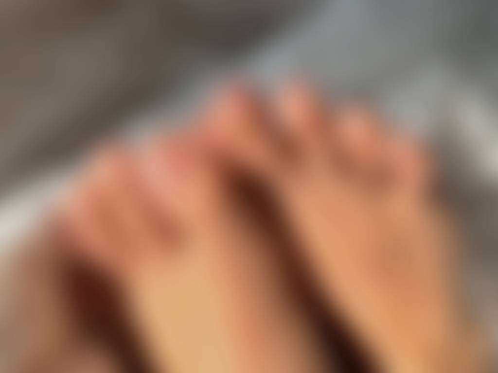 Good morning say hello to my freshly painted toes 🥵 Aren’t they cute??