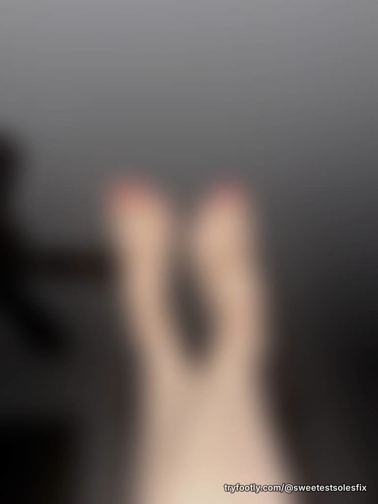 I want to repaint my toes what color do you want to see? 🤭