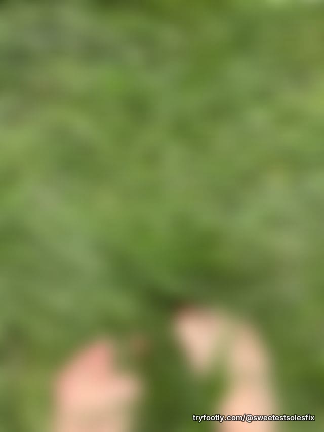 Loving the way the gras squishes between my toes