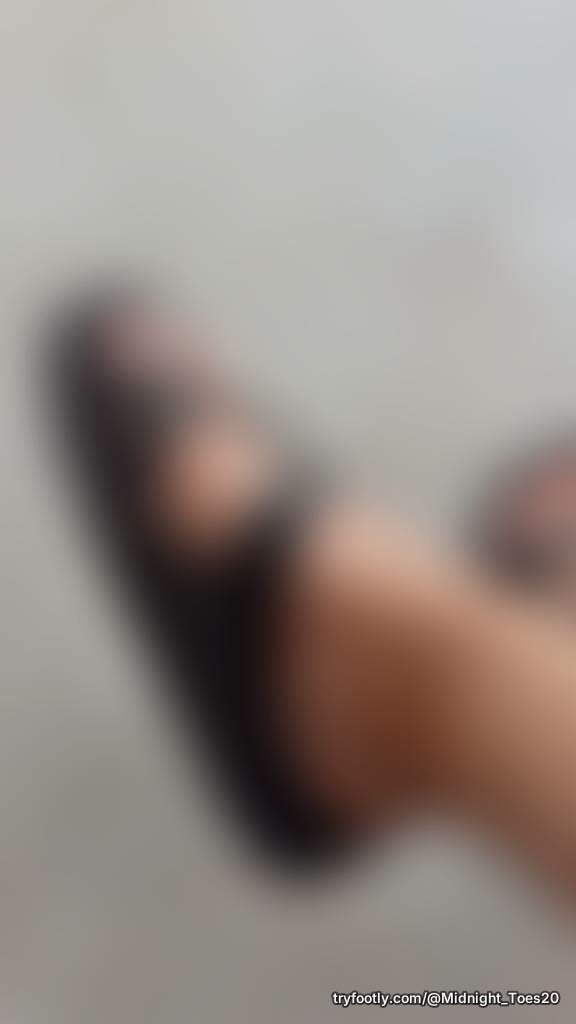 Soft soles, freshly polished toes, and pretty arches 💕 Custom requests welcome.
